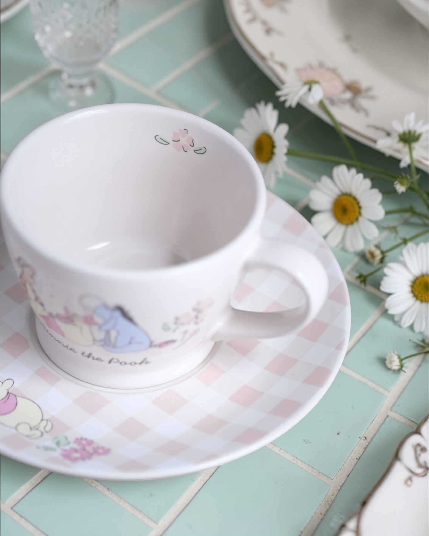 Tách kèm dĩa lót Pooh hoa cúc