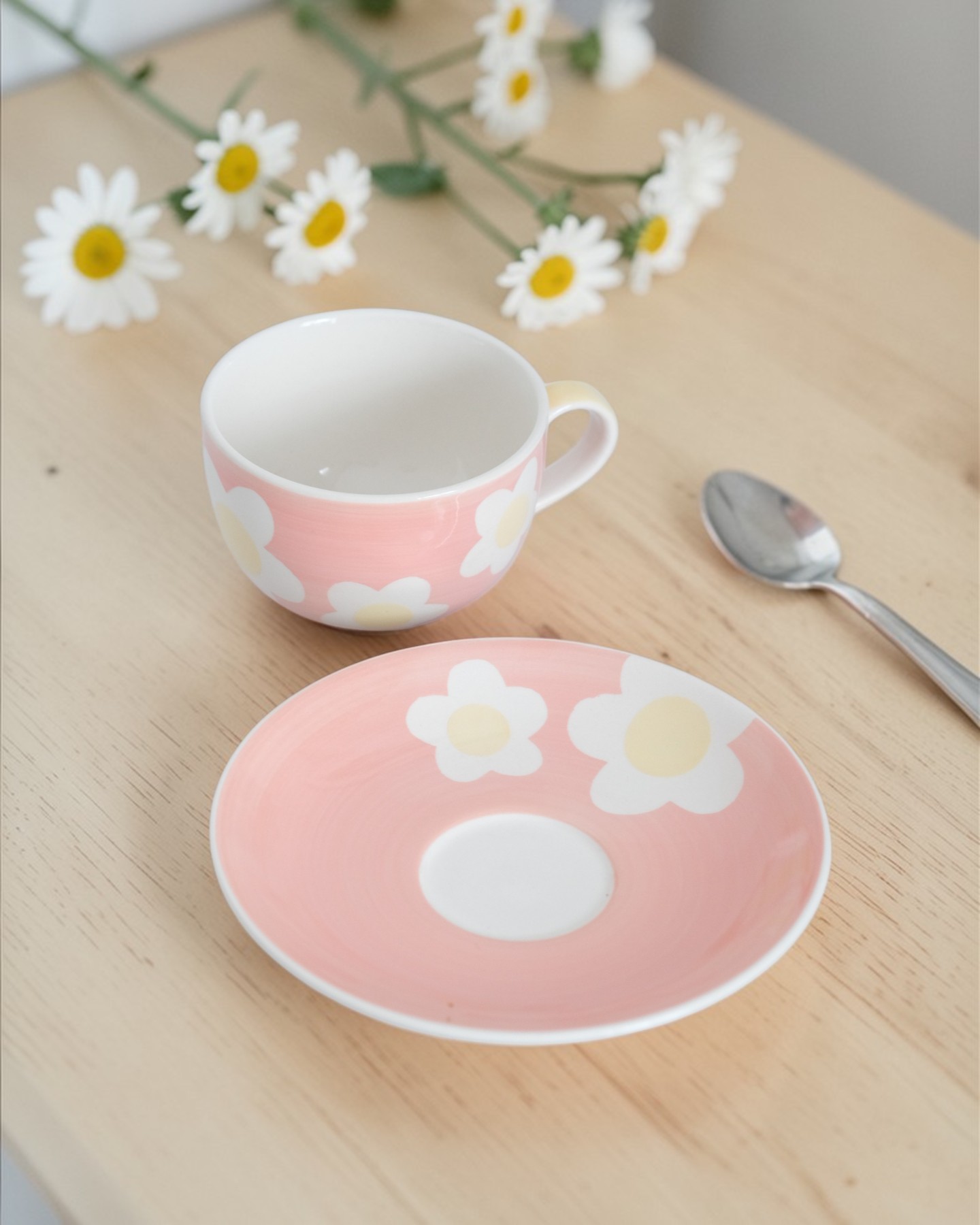 Tách Trà Hoa Trắng Nền Hồng