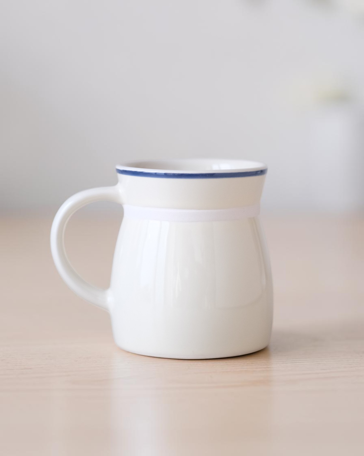 Ly vẽ tay nơ thắt eo trắng