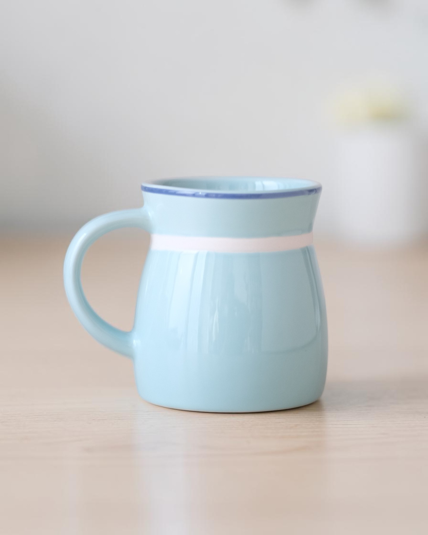 Ly vẽ tay nơ thắt eo xanh