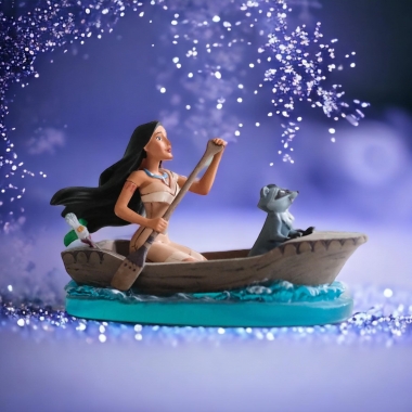 Tượng Pocahontas rows boat