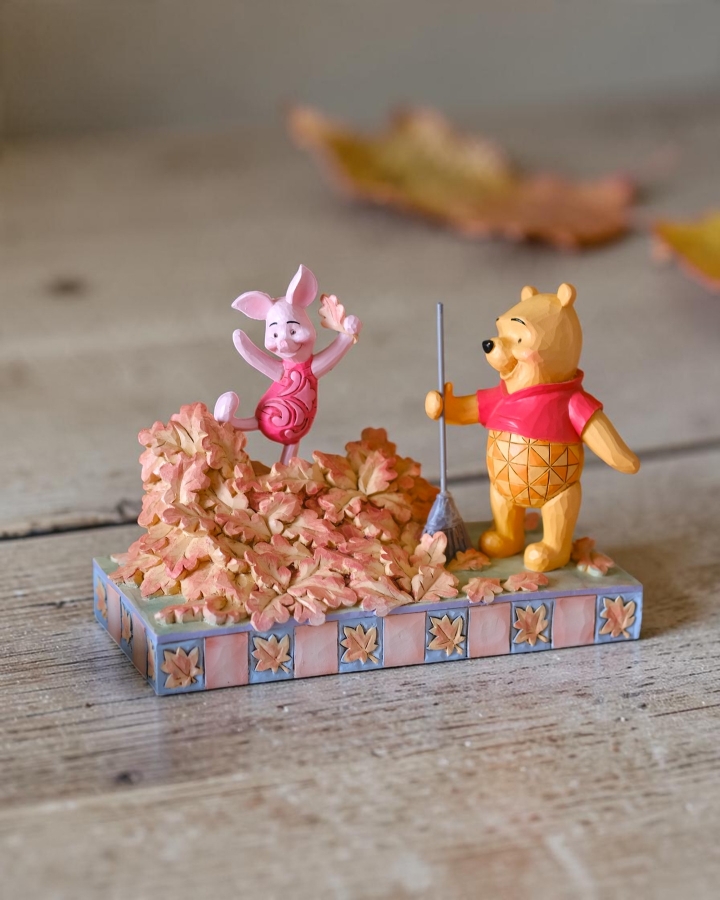 Tượng Pooh & Piglet quét lá mùa thu