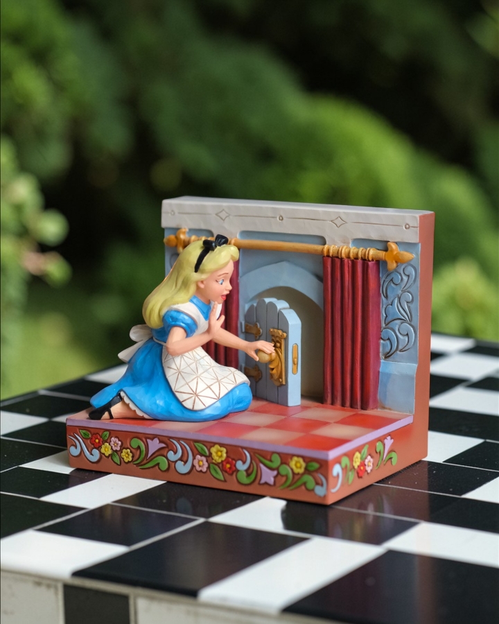 Tượng Alice Mở Cửa