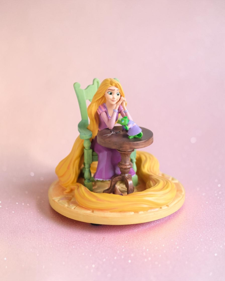 Tượng Rapunzel Ngồi Ghế