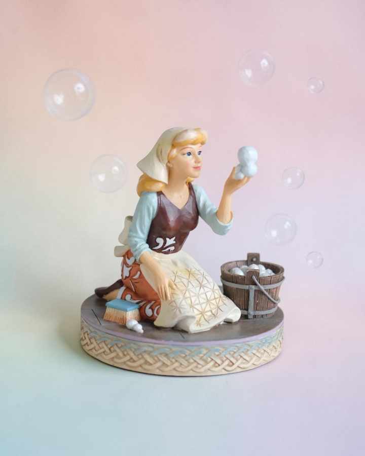 Tượng Cinderella Lau Nhà