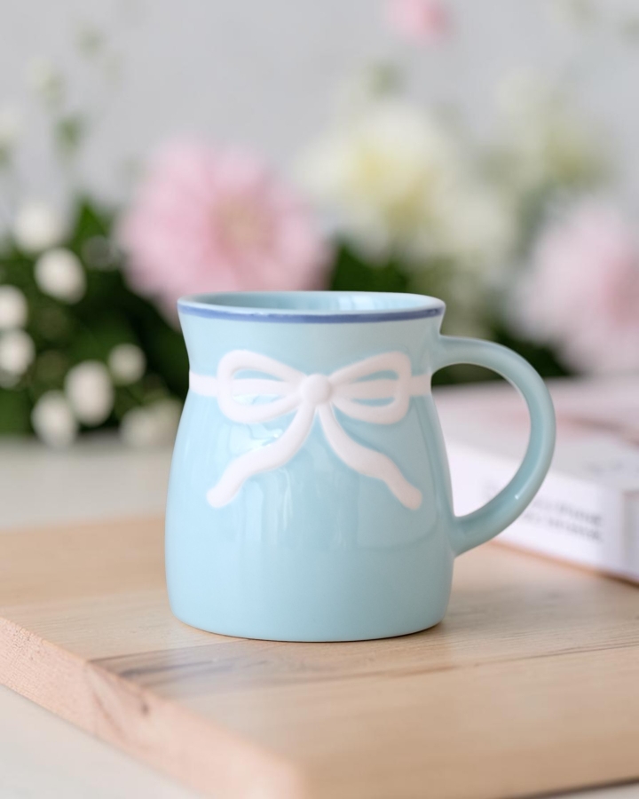 Ly vẽ tay nơ thắt eo xanh